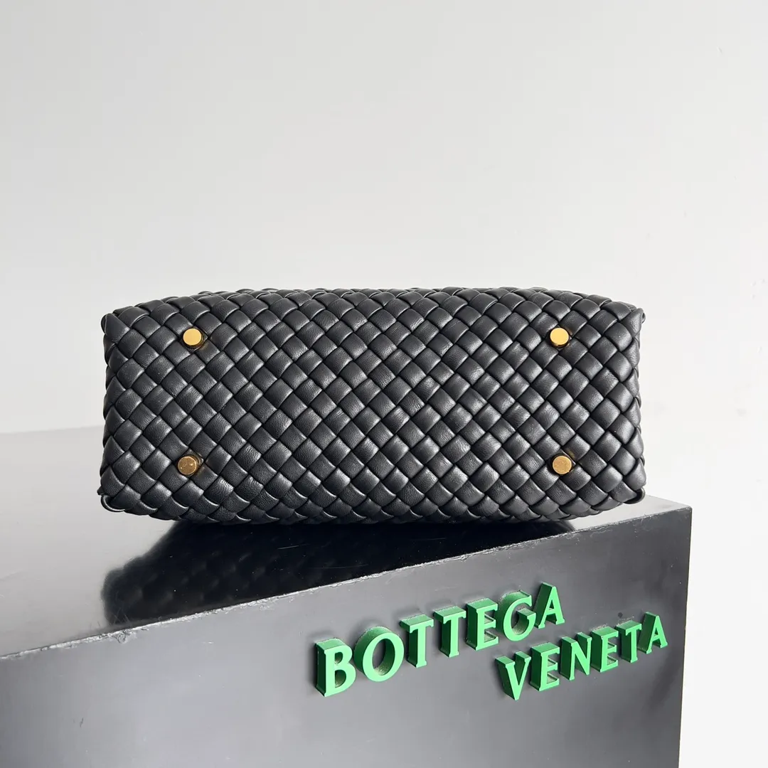 Batch 2320 BV patti bag is full of three-dimensional quilted leather strips. Low-key luxury is often hidden in details and craftsmanship. This bag opens and closes casually, and is simple and elegant overall. It is equipped with a detachable shoulder strap, which can be carried cross-body or carried by hand to match different outfits. The interior is designed with double layers and a small zippered compartment to ensure the safety of private items. No matter the capacity, shape or privacy, it is full of security when you go out. Style number: 776783 Size: 19*26*11cm